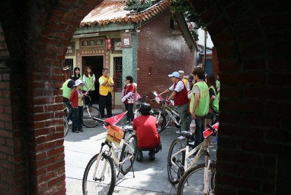 頭城老街的南門福德祠前，我們與歷史在午後的陽光下交會