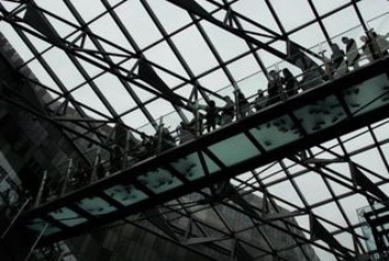 通往泰雅部落廳的空橋在館慶表演進行時成了視野絕佳的看台