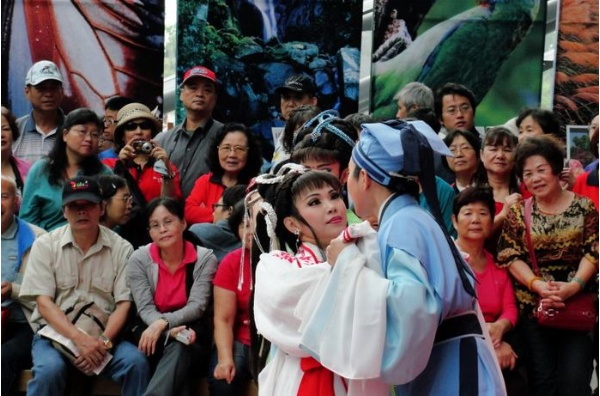 蘭陽戲劇團演出《遊湖借傘》劇碼，精湛的演技緊繫觀眾情緒