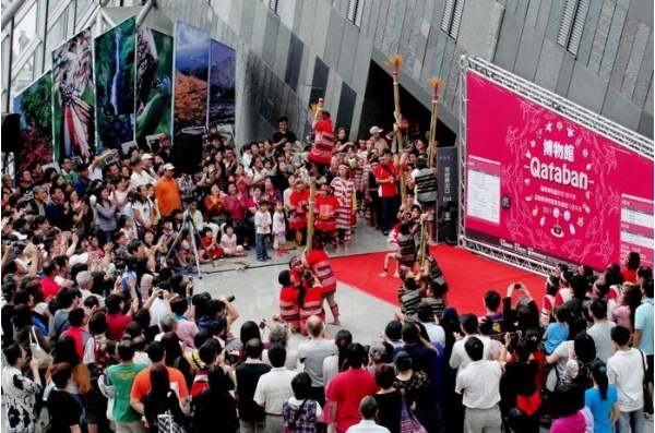 金岳國小及南澳國小精采的泰雅舞蹈表演，吸引許多民眾圍觀