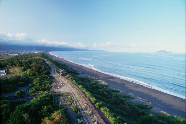 龜是指宜蘭海口的龜山島，蛇是指宜蘭海邊蜿蜒的沙丘，二者遙遙相望，守護著蘭陽平原