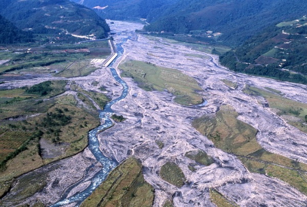 河床積高於兩側，河川便容易選擇較低部位改道，如此循環更迭，便形塑出弧形的沖積扇面