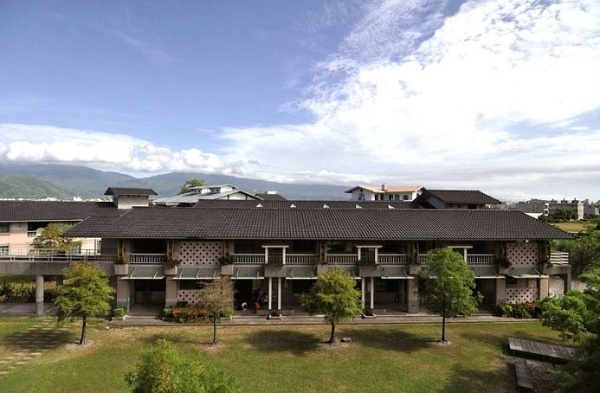 育才國小，為舊校園改建為開放校園之代表。