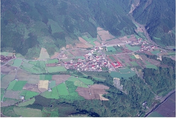 3.蘭陽溪西岸南山村上下部落大全景及近景。
