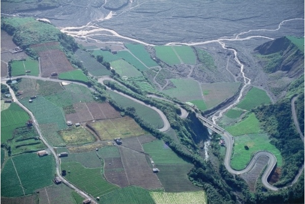 5.大同鄉南山村段則前橋河階台地與蘭陽溪空照。