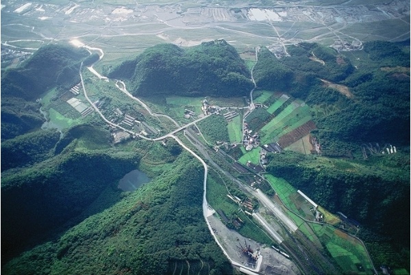 11.蘭陽溪畔員山鄉中華村空照。