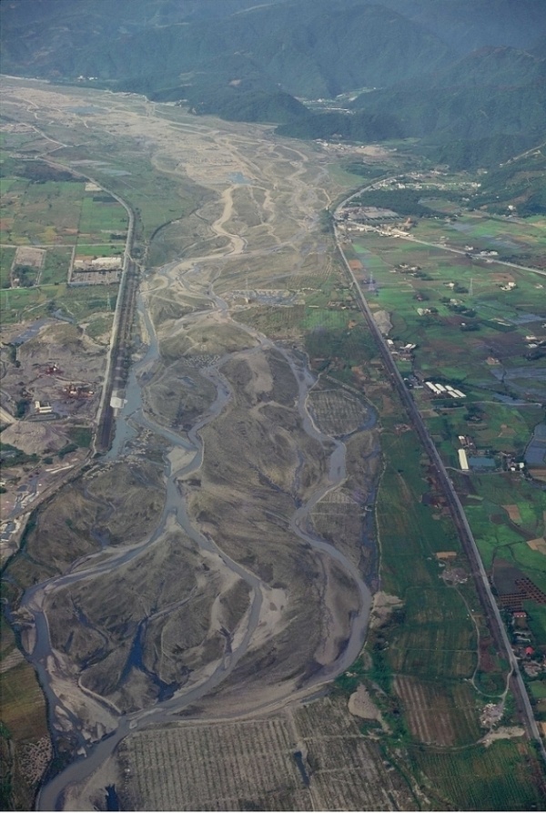 15.蘭陽溪平原員山鄉段空照二圖。