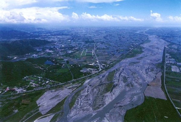 大湖溪另一支流源自蘭陽溪。直至1924年，興建蘭陽溪北岸的員山堤防時，才將蘭陽溪流至宜蘭河的地面水系阻斷。