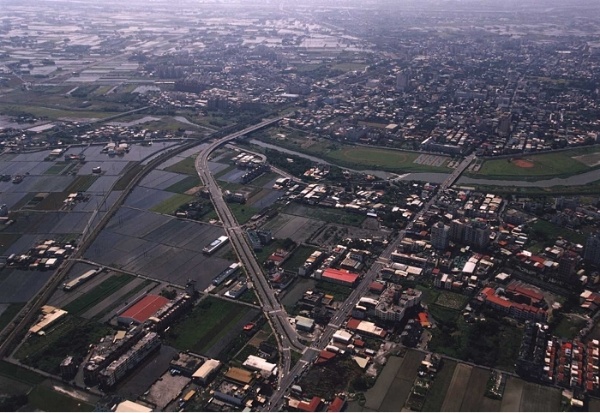 1982年宜蘭河在現今宜蘭市大福路與鐵路附近大改道，北上主流河道淤塞，東南向支流則扶正成主流。