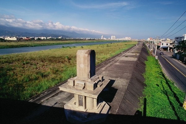 宜蘭河堤防與西鄉德政碑。