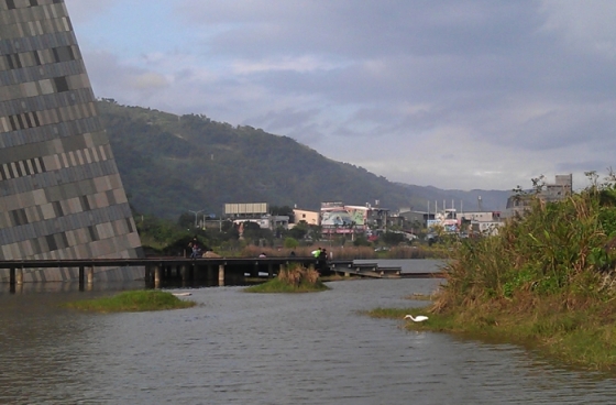 蘭陽博物館旁的木棧道平台是欣賞烏石礁濕地內候鳥的最佳位置。（攝影者：林文斌）