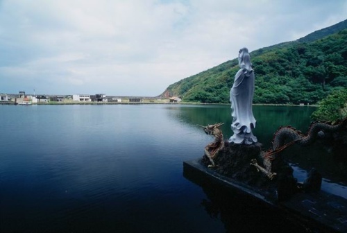 龜尾部，海潮帶來的大量砂礫，於此堆築成長約一千公尺狹長砂灘，是龜山島唯一平坦地帶