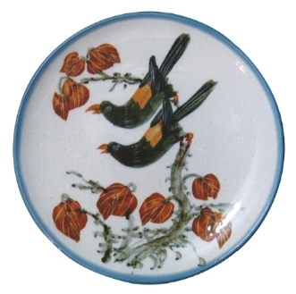 彩繪秋葉雙鵲盤，25cm X 3.5cm 1951-1960．台灣，國立台灣歷史博物館提供