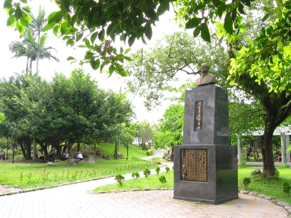 羅東中山公園內的陳純精銅像(莊雅惠 攝)