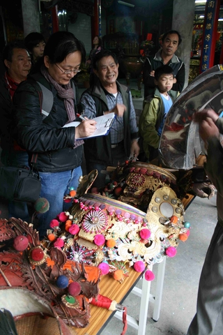 民俗文物保存，除了物件本身外，博物館更關心與該物件相關的民俗文化及其社群組織等社會脈絡。