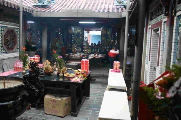 社員依循祭典科儀、誦讀敕文敬告城隍老爺。