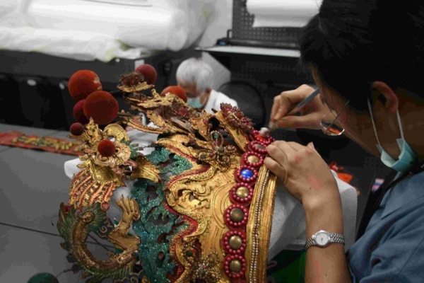 頭盔部分先製作簡易支撐架防止繼續擠壓變形擴大，接著開始進行表面灰塵擦拭。