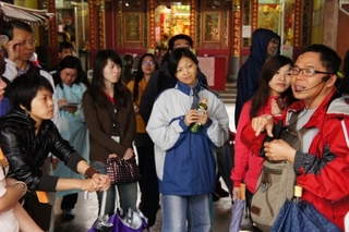 100年3月9日辦理羅東鎮踏查，圖為羅東奠安宮進行重要信仰場所認識