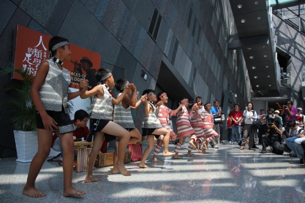 19日的開幕典禮中由南澳國小師生演出精彩的泰雅舞蹈及古調合唱