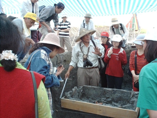向民眾解說淇武蘭遺址發掘現場(宜蘭縣政府文化局 提供)