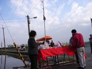 溪底城居民祭拜二結王公五營旗