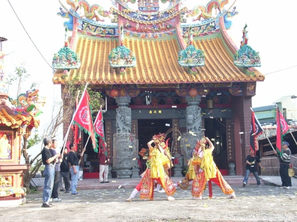 二結王公生收五營旗時，陣頭經過國安廟