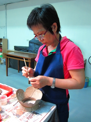 秀美姐正將碎片黏合