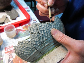 媽媽們一開始也都不會黏合陶片，是邊工作邊學的