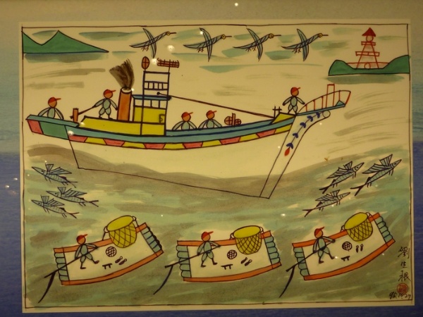描述母船帶竹筏出海作業的彩畫，由南方澳當地漁民素人畫家劉生根所繪
