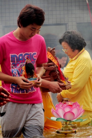 民國95年廟方在請示五顯大帝後，獲得「 過水火」的神諭