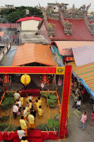 在過水火儀式舉行之前，五顯大帝會先找日子動工，清淨後才開始搭建水火場（即水火兩棲蓮花池）