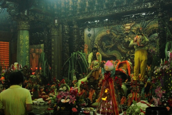 吉時到，信徒小心翼翼的將神龕上的神像請下來，準備安置到神轎上