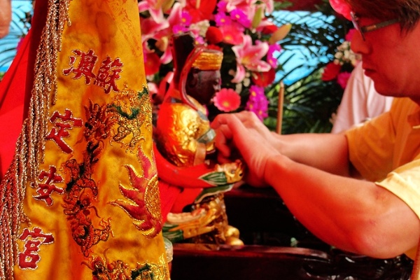 與時俱進並同時保有傳統精神與價值的改變，定安宮的過水火就是一個例子