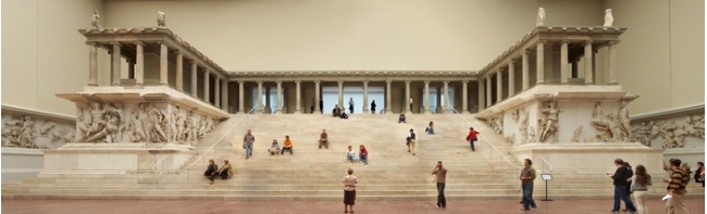 柏林博物館島Pergamon博物館裡的Pergamon大祭壇（Jan Mehlich 攝）