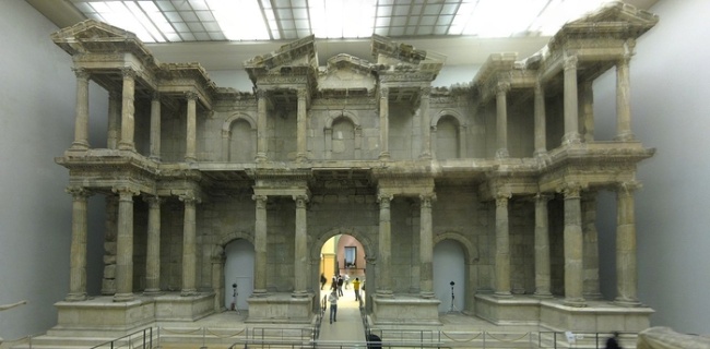 柏林博物館島Pergamon博物館裡的波斯米利都市場大門（Thorsten Hartmann 攝）