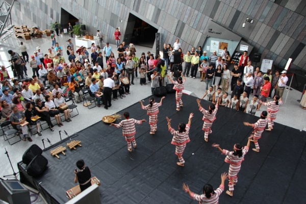 南澳國小泰雅樂舞隊帶來《泰雅收穫祭》，用傳統泰雅歌舞慶祝狩獵的豐收，也象徵蘭陽博物館開館兩年來收穫與成長滿盈