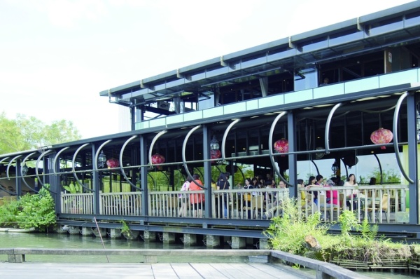 農委會在民國90年推出『一鄉一休閒農漁園區計畫』，黃玉明決定進行產業轉型，和朋友合夥開餐廳。