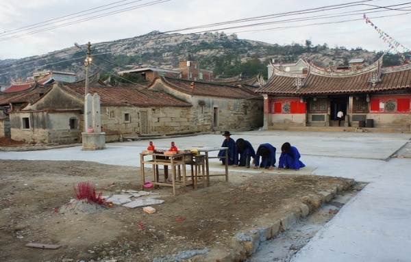 會首集體向廟前跪拜