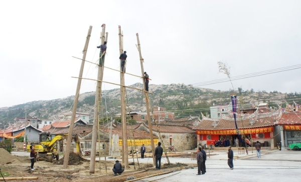 依次升起第三、四支竹竿的情景