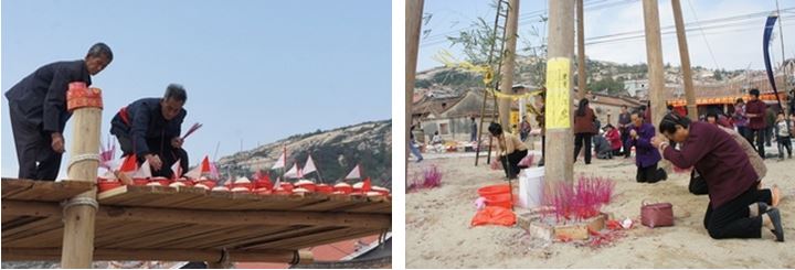 左：白飯放置於飯棚上 / 右：虔誠民眾在孤棚柱腳旁祭拜