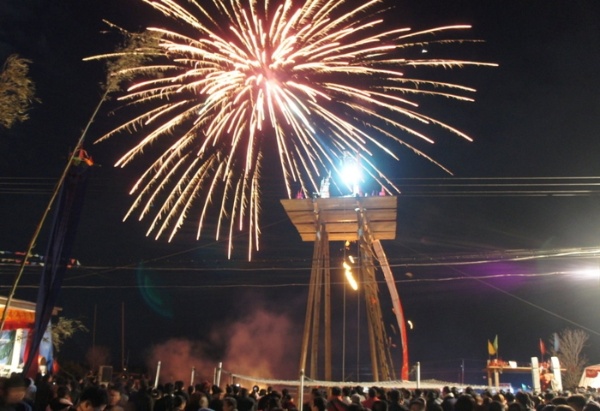 煙火施放、參觀的人群湧入