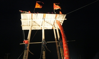 人員拆下竹竿、木梯