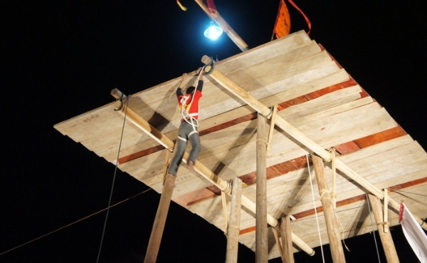 選手準備翻上棚面