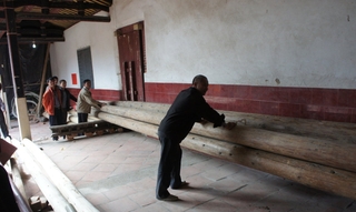 於祠堂內依序堆放