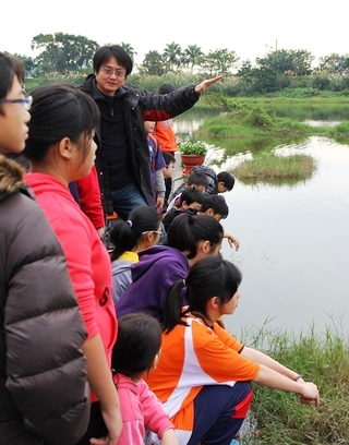老師帶領學生們到蘭博戶外的濕地，觀察整個舊港區目前的地貌。