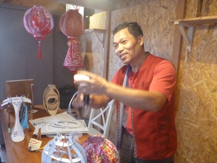 鄂王社區林朝欽工藝師研發出結合花器、桌燈、燈籠等多用途創意燈籠