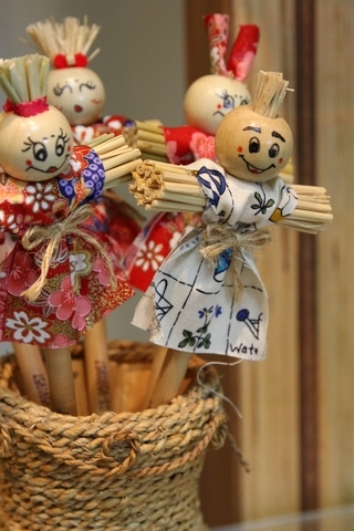 珍珠社區稻草工藝館以稻梗做成稻草鉛筆娃娃(蘭陽博物館 提供)