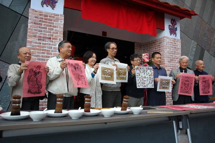 特展開幕典禮中與會貴賓們以水印木刻之刷印而成的版畫作品（與會貴賓的姓名由左至右為: 陳協和金紙行的陳坤輝先生、碧霞宮副主委吳德男先生、頭城鎮鎮長陳秀暖、水印木刻版畫藝師陳錫閔先生、宜蘭縣文化局副局長宋隆全、文物捐贈者莊建緒先生、葉宜興宅的葉順德先生、頭城鎮喚醒堂的林旺根先生）