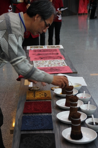 陳錫閔先生於特展開幕典禮中示範水印木刻之刷印