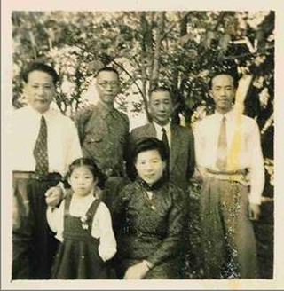 1953年盧纘祥等攝於盧家花園（出處：宜蘭縣文獻委員會）